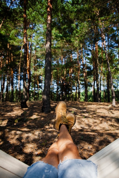 Free photo close-up male legs on hammock