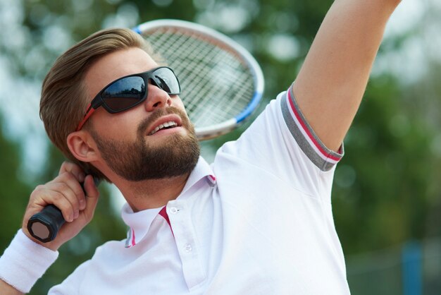Free photo close up of man about to serve