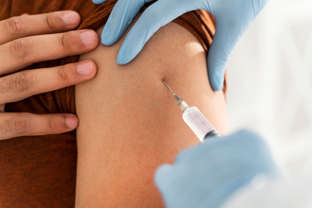 Free photo close-up of man being vaccinating by a doctor