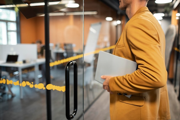 Primo piano uomo che porta laptop