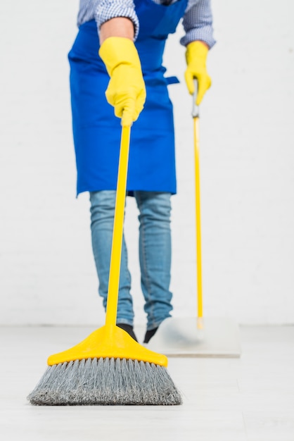 Free photo close up of man cleaning his house