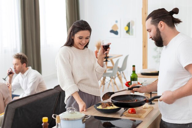 おいしい食事を調理している人をクローズアップ