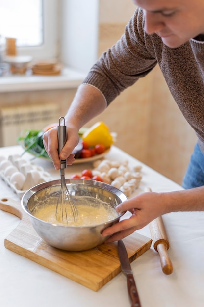 Free photo close up man cooking