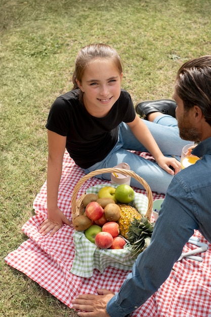 Primo piano uomo e figlia al picnic