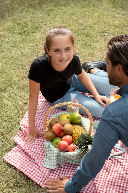 Крупным планом мужчина и дочь на пикнике