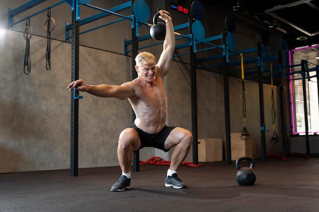 Крупным планом на человека, делающего тренировку crossfit