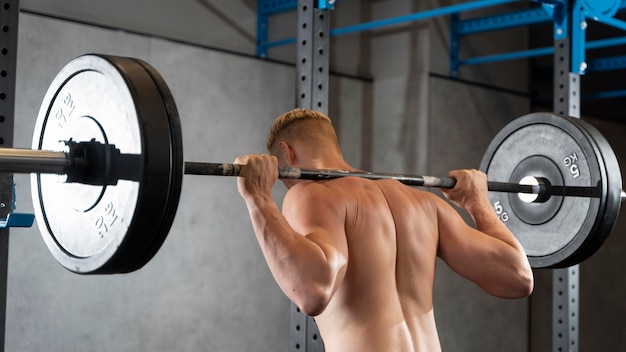 Free photo close up on man doing crossfit workout