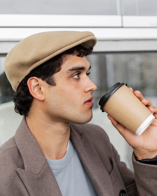 Free photo close up man drinking coffee