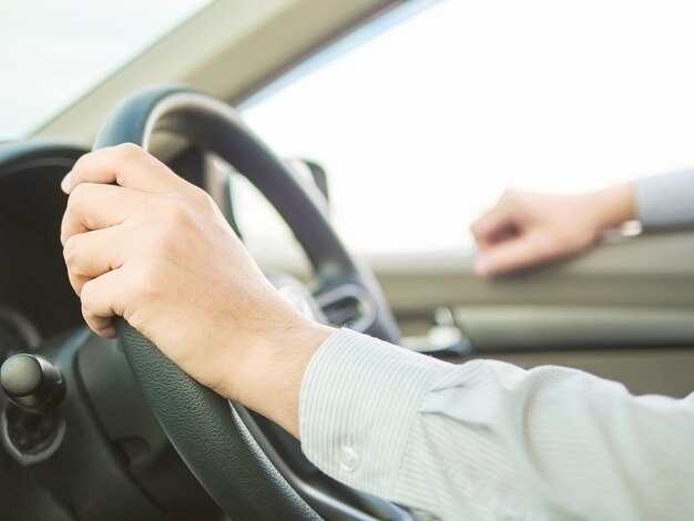 한 손, 위험한 행동을 사용하여 차를 운전하는 사람의 닫습니다