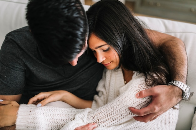 Free photo close-up of man embracing her girlfriend