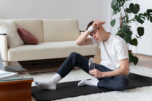 Free photo close up on man exercising after online instructor