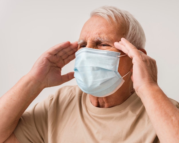 Free photo close-up man experiencing headache