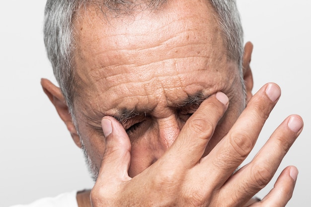 Free photo close-up man experiencing pain