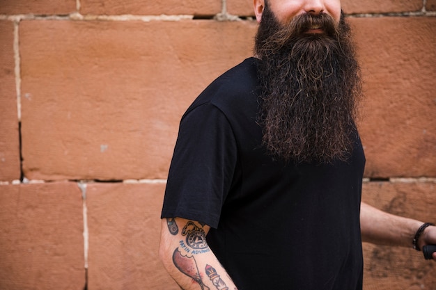 Free photo close-up of a man in front of red wall