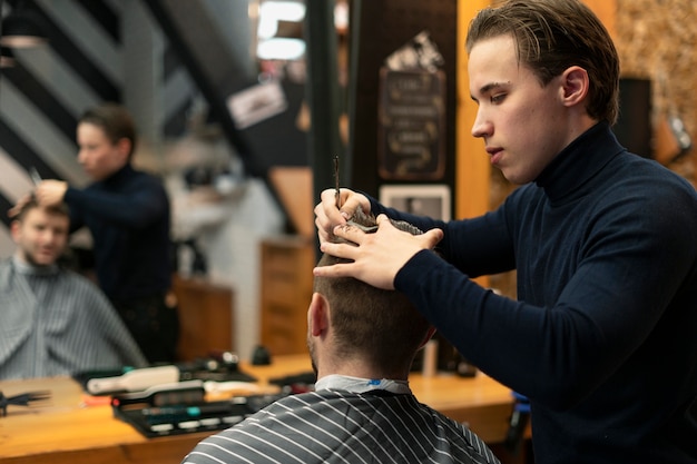 Free photo close up man getting haircut