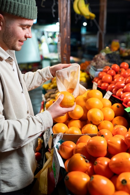 Крупный план человека в продуктовом магазине