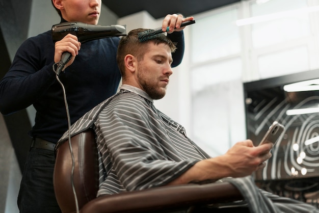 Free photo close up man at hairdresser shop