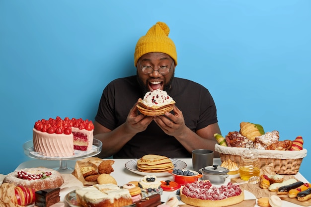 Free photo close up on man having a wholesome sweet meal