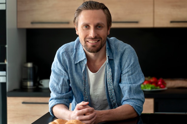 Free photo close up on man in his kitchen