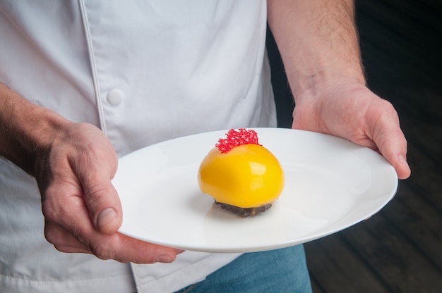 Free photo close-up of man holding beautiful colorful dessert