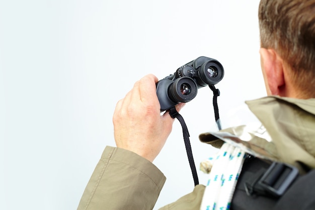 Free photo close-up of man holding binoculars