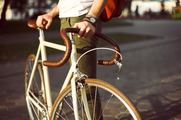 彼の白い自転車を持った男のクローズアップ