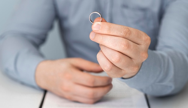 Foto gratuita anello di matrimonio della tenuta dell'uomo del primo piano