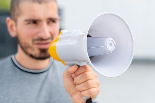 Free photo close-up man holding megaphone