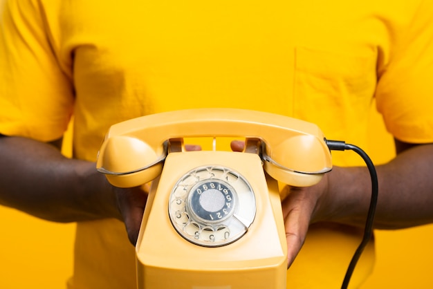 Free photo close-up man holding old phone