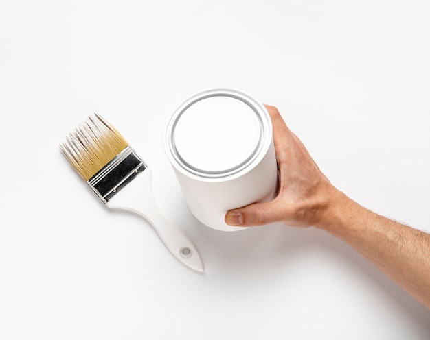 Free photo close-up man holding paint container