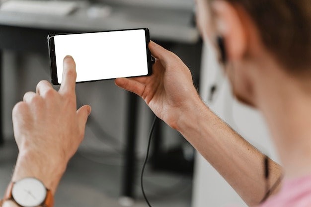 Free photo close-up man holding smartphone