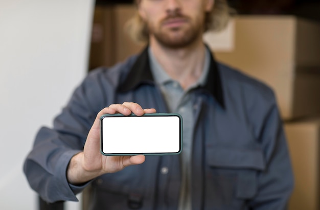 Free photo close up man holding smartphone