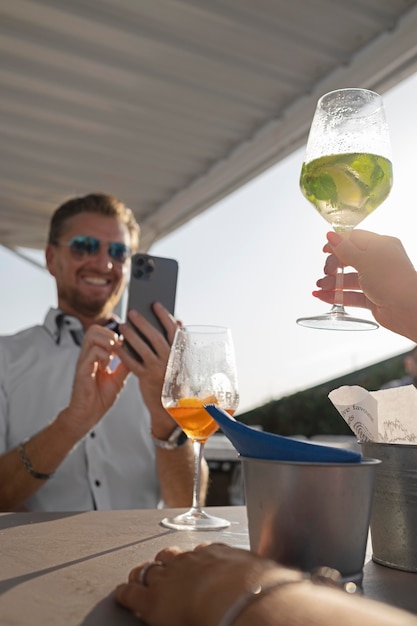 Primo piano uomo con smartphone