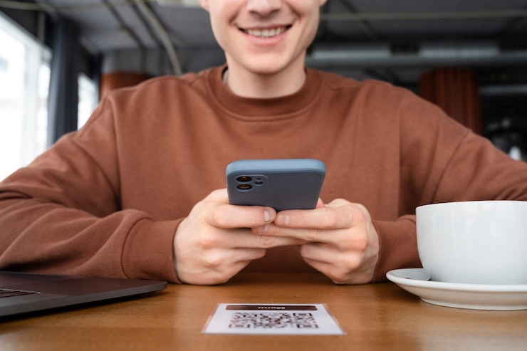 Free Photo close up man holding smartphone