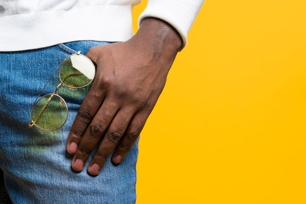 Free photo close-up man holding sunglasses in pocket