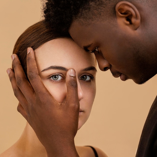 Foto gratuita donna della holding dell'uomo del primo piano