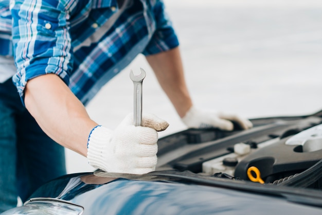 Free photo close-up of man holding wrench