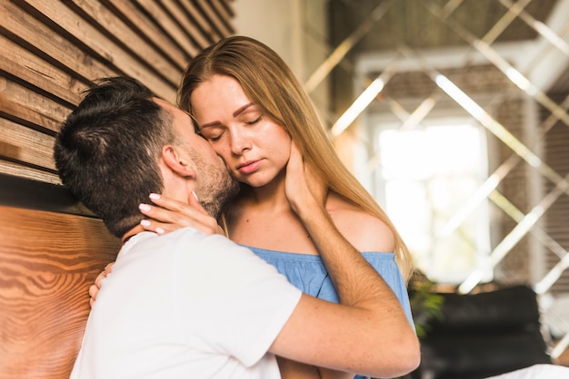 Foto gratuita primo piano di un uomo che bacia la sua ragazza