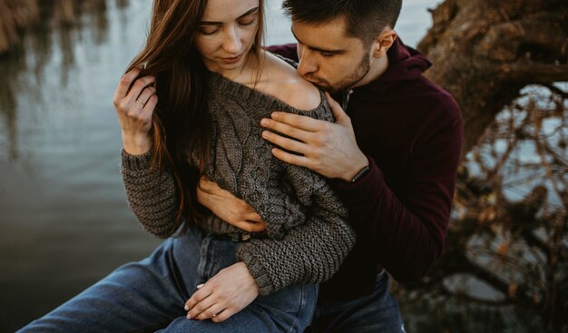 女性のボーイフレンドにキス プレミアム写真 女性のボーイフレンドにキス プレミアム写真