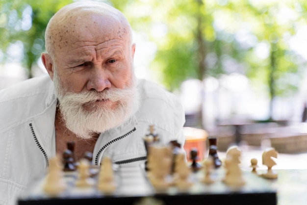 Free photo close up man playing chess