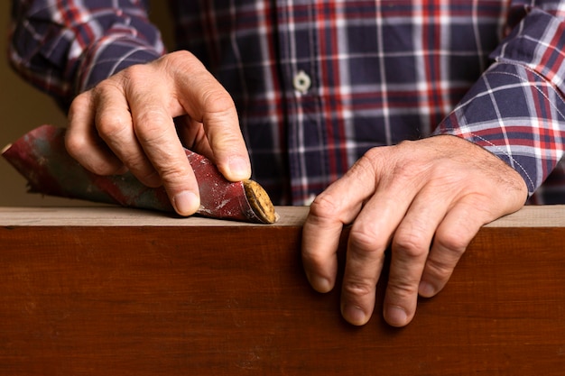 Free photo close-up man polishing