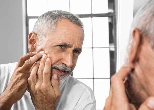 Free photo close-up man popping a pimple