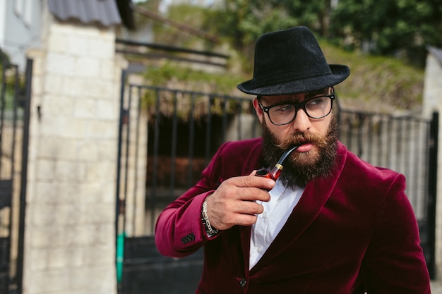 Free photo close-up of man posing with a pipe