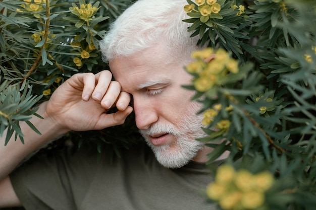 植物でポーズをとる男のクローズアップ