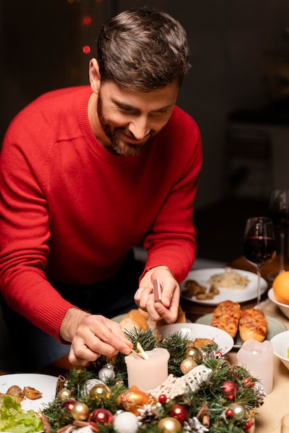 Foto gratuita primo piano sull'uomo che prepara la cena di natale