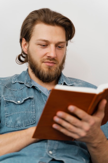 Foto gratuita chiuda sul libro di lettura dell'uomo