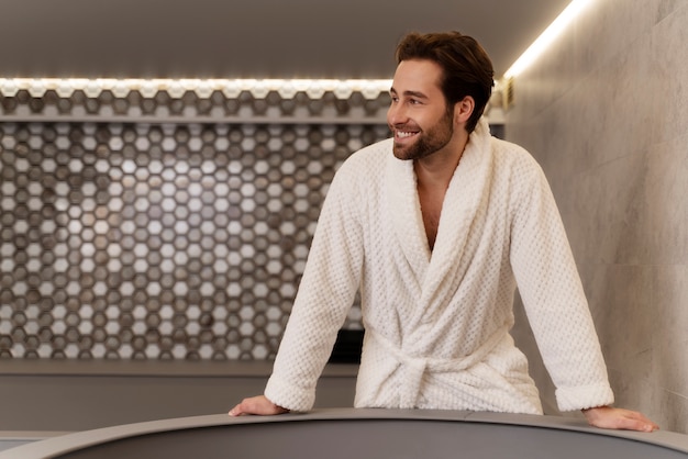 Free photo close up on man relaxing in the sauna