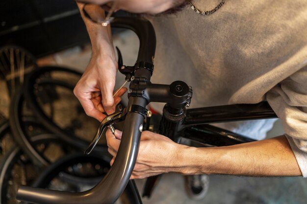 店で自転車を修理する人をクローズアップ