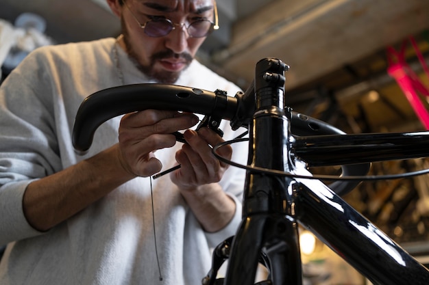 Крупным планом человек ремонтирует велосипед