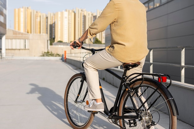 彼の自転車に乗っているクローズアップの男